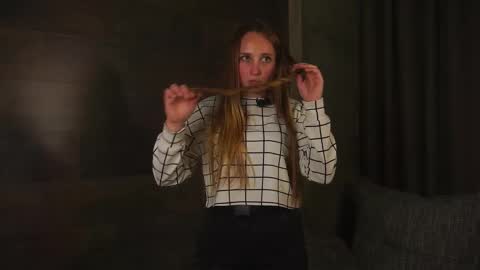 leandragren online show from September 17, 6:22 pm