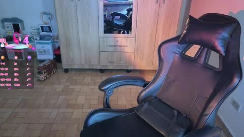 Lee online show from April 14, 3:48 pm