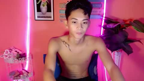 leemoreno18 online show from September 18, 6:01 pm