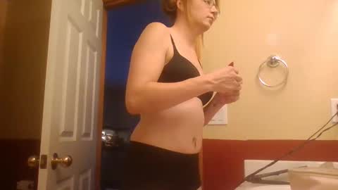 Snapshot of legzbailey chatting on September 14, 2:58 am taylor babe1 online show from September 14, 2:58 am