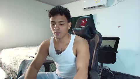 Snapshot of lei_77 chatting on March 1, 8:32 pm Lei online show from March 1, 8:32 pm