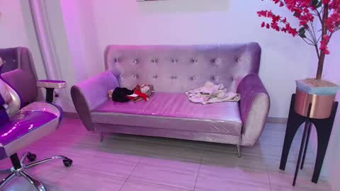 Snapshot of leia_queens chatting on March 10, 2:16 pm Leia. online show from March 10, 2:16 pm