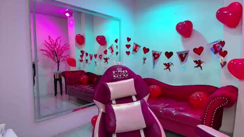 Snapshot of leia_queens chatting on February 15, 5:28 pm Leia. online show from February 15, 5:28 pm