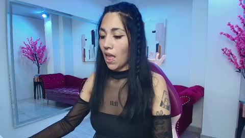 Snapshot of leia_queens chatting on March 2, 3:24 am Leia. online show from March 2, 3:24 am