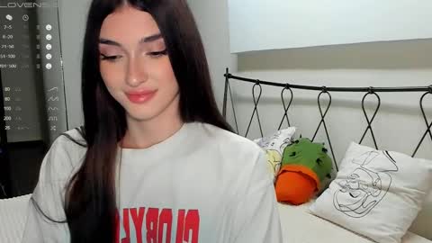 Snapshot of leila_4ever chatting on February 11, 11:01 pm Leila online show from February 11, 11:01 pm