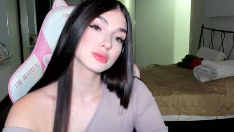 Snapshot of leila_4ever chatting on December 4, 3:15 pm Leila online show from December 4, 3:15 pm