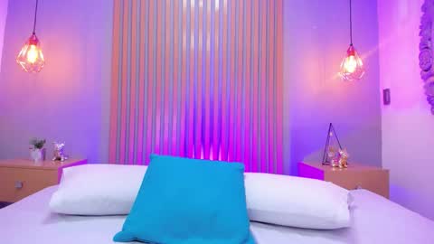 Leila online show from November 17, 8:00 pm