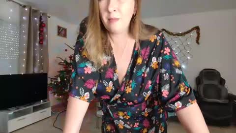 Snapshot of lelena1319 chatting on December 17, 11:06 am YOUR ELENA online show from December 17, 11:06 am