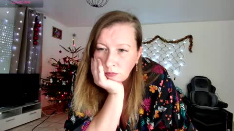 Snapshot of lelena1319 chatting on December 19, 11:29 am YOUR ELENA online show from December 19, 11:29 am