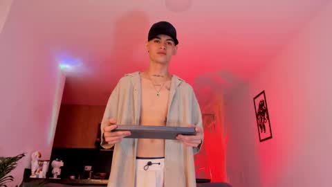 Snapshot of lennercollins_ chatting on February 22, 1:55 am Lenner INDEPENDENT MODEL online show from February 22, 1:55 am