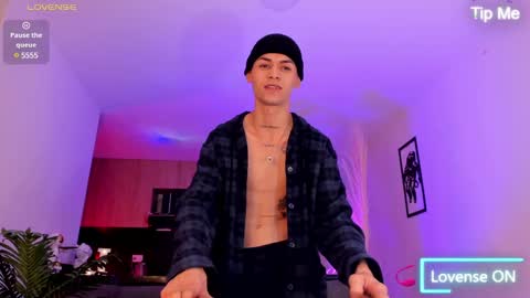 Snapshot of lennercollins_ chatting on February 19, 9:06 am Lenner INDEPENDENT MODEL online show from February 19, 9:06 am