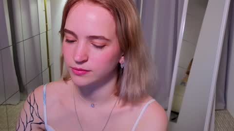 Snapshot of leo_lulu chatting on December 4, 3:48 pm Ashly online show from December 4, 3:48 pm