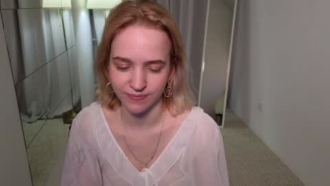 Snapshot of leo_lulu chatting on December 12, 5:37 pm Ashly online show from December 12, 5:37 pm