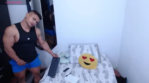 Snapshot of leo_muscleboy chatting on February 18, 10:58 pm Leo online show from February 18, 10:58 pm