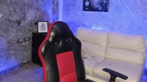 Leo independent model online show from December 5, 11:02 pm