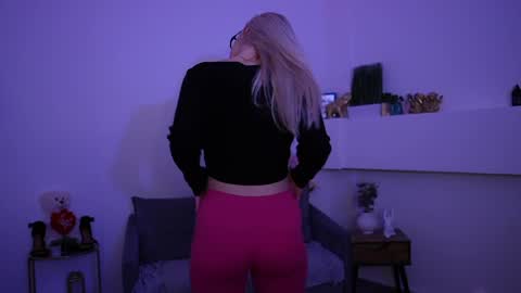 leokitty  online show from April 2, 12:45 pm