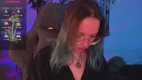 leona online show from December 9, 8:33 pm