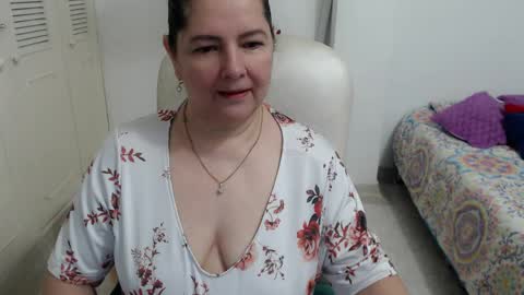 leonela   online show from May 4, 1:45 am