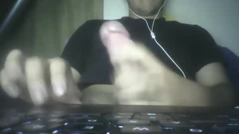 Snapshot of leoonel_95 chatting on December 4, 4:15 am leoonel_95 online show from December 4, 4:15 am