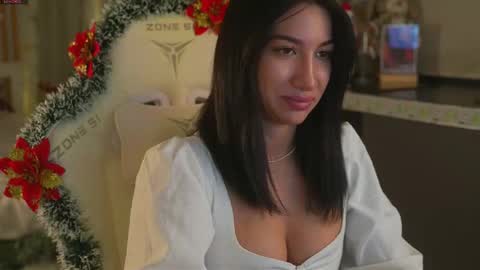 Leora online show from December 14, 8:04 pm