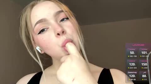 Hello everyone Im Lora Its my first day Were going to have fun together online show from February 28, 5:44 am