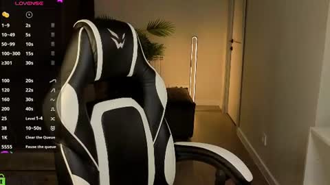 Leslie online show from August 5, 1:02 am