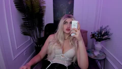 Snapshot of lesliemineg chatting on September 12, 8:33 pm lesliemineg online show from September 12, 8:33 pm