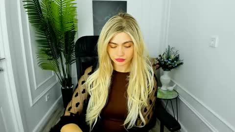 lesliemineg online show from October 8, 11:49 am