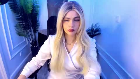 lesliemineg online show from September 24, 11:50 am