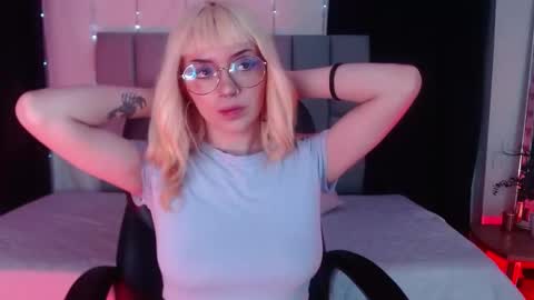 Snapshot of lessboobs_gh chatting on February 11, 11:20 am Less online show from February 11, 11:20 am