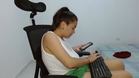 Snapshot of leydy_day chatting on January 30, 1:44 am leydy_day online show from January 30, 1:44 am