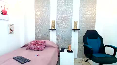 Snapshot of leyli_ass chatting on January 16, 8:14 pm leyli_ass online show from January 16, 8:14 pm