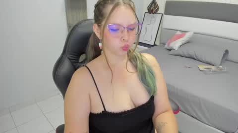 Snapshot of leynabraun chatting on March 4, 3:59 pm online show from March 4, 3:59 pm