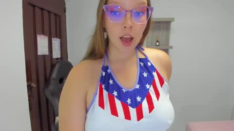 Snapshot of leynabraun chatting on January 11, 3:52 pm online show from January 11, 3:52 pm