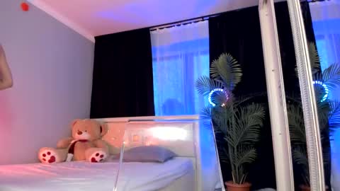 Snapshot of li_baby chatting on February 28, 1:47 pm Shaya MILKY BOOBS online show from February 28, 1:47 pm