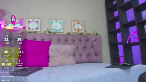 lia online show from December 5, 9:01 pm