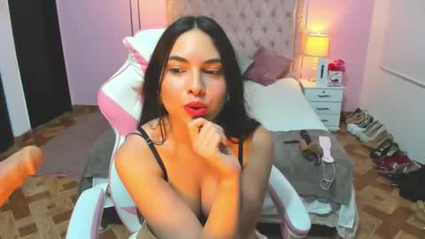 Snapshot of liahjhons chatting on March 11, 5:24 am Liah online show from March 11, 5:24 am