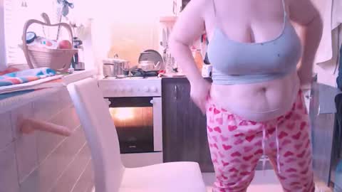 Snapshot of liahsofty chatting on February 8, 2:38 pm miss Lia colection for travel online show from February 8, 2:38 pm