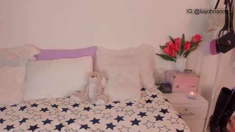 Snapshot of liajohnsons_ chatting on December 5, 1:20 am Lia Johnsons online show from December 5, 1:20 am