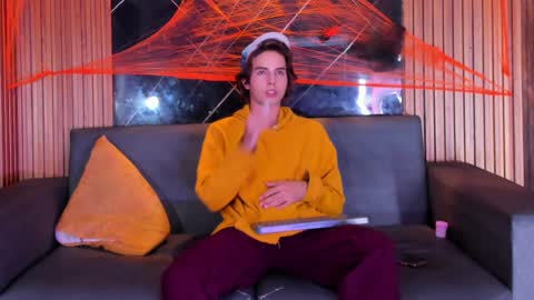 liam_genner online show from October 26, 10:53 pm