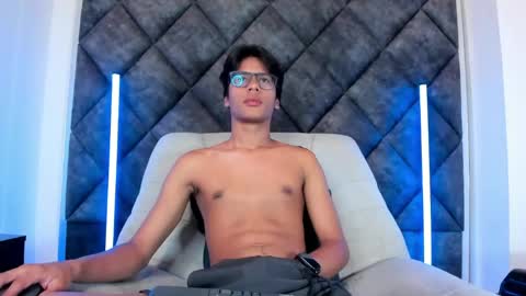 Liam twink big dick online show from May 13, 4:05 pm