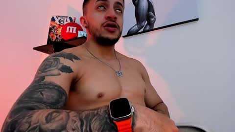 Snapshot of liamreigns_ chatting on February 9, 11:25 am liam online show from February 9, 11:25 am