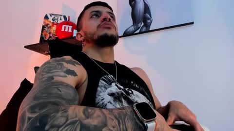 Snapshot of liamreigns_ chatting on February 18, 11:33 am liam online show from February 18, 11:33 am