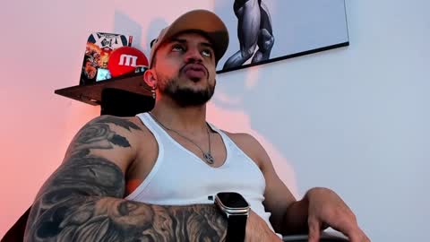 Snapshot of liamreigns_ chatting on February 2, 11:29 am liam online show from February 2, 11:29 am