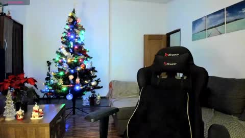 LiaQuinn online show from December 18, 3:44 pm
