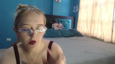 Snapshot of liaroberts1 chatting on September 13, 12:18 pm Lia Roberts online show from September 13, 12:18 pm