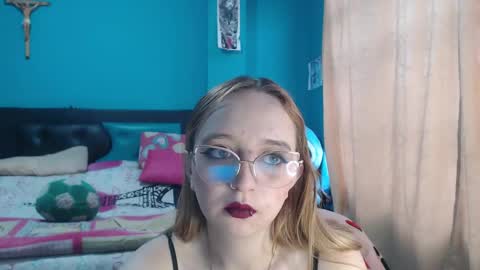 Snapshot of liaroberts1 chatting on February 15, 12:01 pm Lia Roberts online show from February 15, 12:01 pm