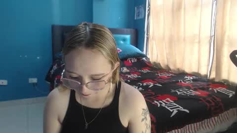 Snapshot of liaroberts1 chatting on September 20, 11:57 am Lia Roberts online show from September 20, 11:57 am
