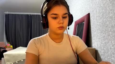 Anna online show from December 4, 4:39 pm