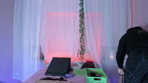         online show from March 27, 11:44 am